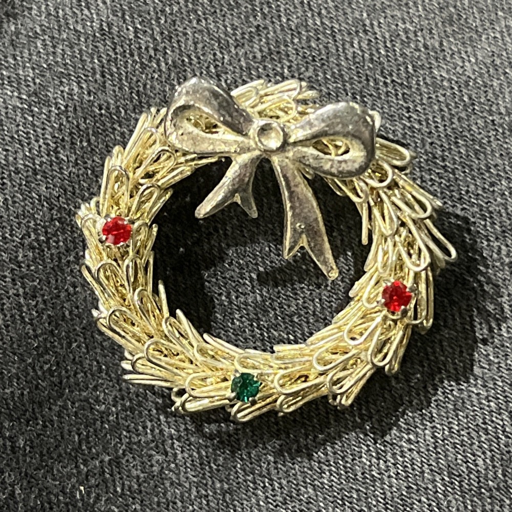 CHRISTMAS WIRY WREATH BROOCH Pin Silver Tone Red &‎ Green Rhinestones VINTAGE